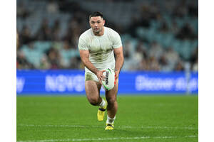 Brandon Smith Match Worn + Signed Rd 15 Arrow Playing Kit & Warm Up Tee1